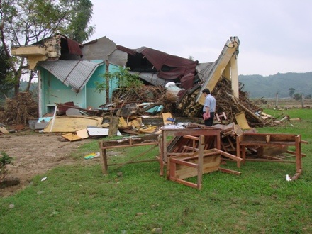 4 phòng ở công vụ của 11 giáo viên bị dòng lũ phá nát.