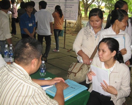 Tân cử nhân: Chưa làm đã vòi đãi ngộ - 2 Doanh nghiệp phỏng vấn tân cử nhân trong ngày hội việc làm.
