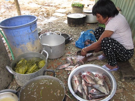 Chuyện ở trường "4 khổ" - 3 Chị Alăng Thị Choi chuẩn bị bữa ăn trưa.
