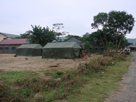 Các lều bạt dựng lên bên trường để làm nơi trú ngụ của giáo viên trường Tiểu học&THCS Sơn Nham.