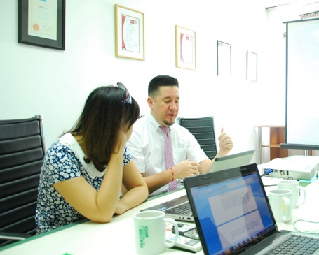 Tư vấn “Định hướng và xây dựng lộ trình học Tiếng Anh cho con từ nhỏ” - 2 Thầy Marshall Presnick - Giám đốc Học vụ Language Link đang trả lời câu hỏi của độc giả