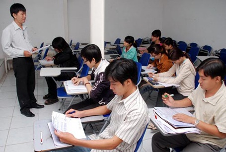 Giảng viên và sinh viên Trường ĐH Quốc tế Hồng Bàng trong một tiết học. (Ảnh: Tấn Thạnh)