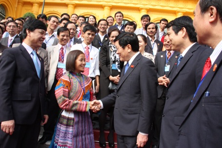 Chủ tịch nước Trương Tấn Sang thăm hỏi, động viên các nhà giáo trước phủ Chủ tịch.