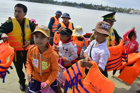 Ca nô biên phòng “cưỡi sóng” đưa học sinh đi học - 3 Ca nô biên phòng “cưỡi sóng” đưa học sinh đi học