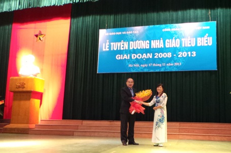 Cô hiệu trưởng tận tụy với nghề nơi bản làng xa xôi - 2 Cô hiệu trưởng Hồ Thị Tươi trong lễ tuyên dương giáo viên tiêu biểu toàn quốc.