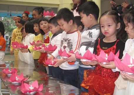 Học sinh Trường Mầm non Song ngữ Hoa Trà My thắp nến tưởng niệm Đại tướng Võ Nguyên Giáp.