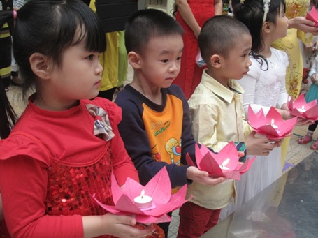 Học sinh Trường Mầm non Song ngữ Hoa Trà My thắp nến tưởng niệm Đại tướng Võ Nguyên Giáp.