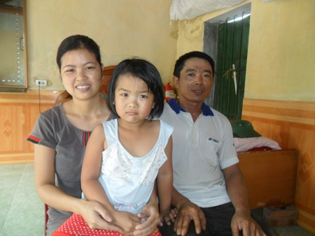 Hai lúa đạp xích lô miễn phí đưa trẻ đến trường - 4 Vợ chồng anh Đán và con gái.