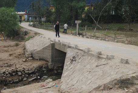 Bà con làng Hà Tân giờ đã có cầu mới.