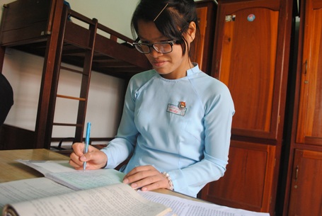Nghị lực vượt khó của nữ sinh dân tộc Cor mồ côi cha mẹ - 1 Nghị lực vượt khó của nữ sinh dân tộc Cor mồ côi cha mẹ