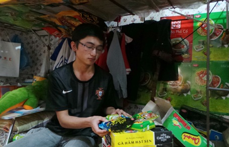 Chàng trai dân tộc H’Mông bán mì tôm dạo kiếm tiền học đại học - 2 Tủa đi bán mì tôm dạo vào buổi tối.