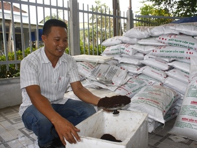 Chàng trai bắt vi sinh vật giúp nhà nông - 1 Anh Bùi Ngọc Châu sản xuất phân đất sạch Cẩm Phô ứng dụng công nghệ vi sinh học.