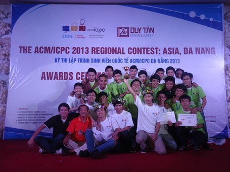 Đội tuyển ACM ICPC FPT ăn mừng chiến thắng.