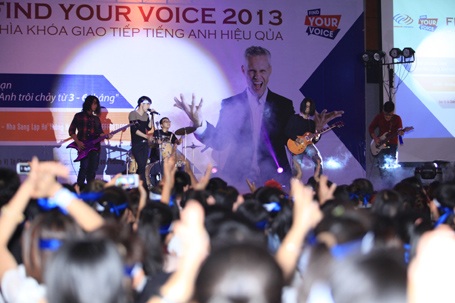 Six String band mở màn cho chương trình.