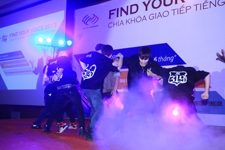 Nhóm nhảy ST319 đóng góp một tiết mục nhảy sôi động. 