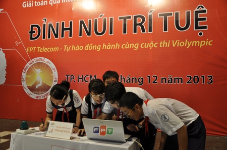 Các em học sinh tranh tài trong những thử thách của “Đỉnh núi trí tuệ”. (Ảnh: FPT Telecom)