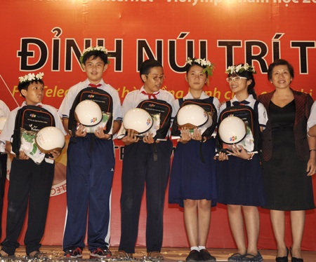 Các em học sinh tranh tài trong những thử thách của “Đỉnh núi trí tuệ”. (Ảnh: FPT Telecom)