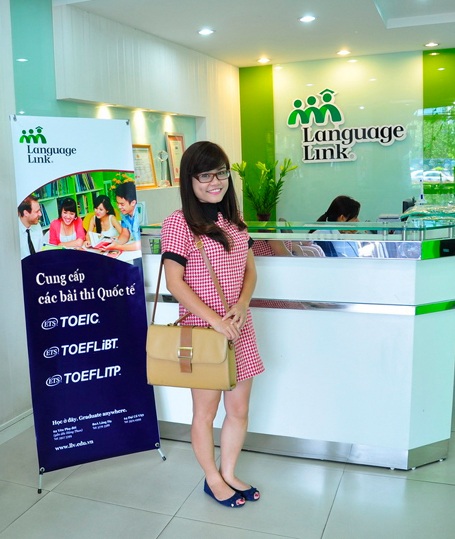 Ưu đãi cuối năm cho các đăng ký thi TOEIC/TOEFL iBT tại Language Link - 1 Bạn Nguyễn Ngọc Mỹ Hạnh rất vui vì đã làm tốt bài thi TOEIC.