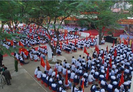 Học sinh tập trung dự kỷ niệm 50 năm thành lập trường.