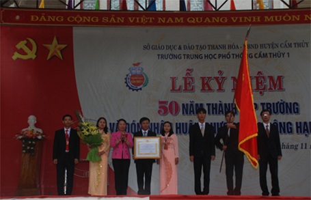 Học sinh tập trung dự kỷ niệm 50 năm thành lập trường.