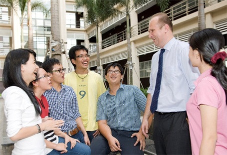 ĐH công lập Việt - Đức sau 5 năm thành lập và phát triển - 2 Thầy hiệu trưởng Prof. Dr. Juergen Mallon trò chuyện với sinh viên trong khuôn viên ĐH Việt-Đức.