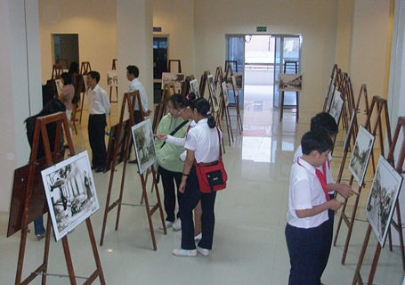 Học lịch sử tại bảo tàng - 1 Học sinh Đà Nẵng xem triển lãm trưng bày chuyên đề Hà Nội xưa tại Bảo tàng Đà Nẵng.