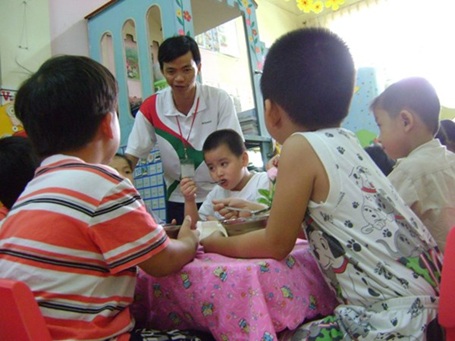 Bệnh thành tích triệt tiêu kỹ năng sống của học sinh - 1 Ngay từ lứa tuổi mầm non, hãy để trẻ tự chăm sóc cho mình.