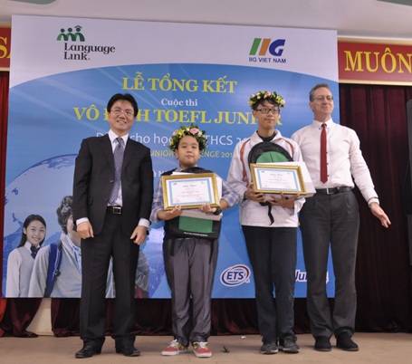 Hai thí sinh xuất sắc đạt giải Nhì quốc gia.