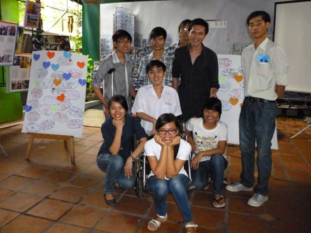 “Chàng sinh viên không tay” không đầu hàng số phận - 3 Minh Phú (thứ 2 từ trái qua, hàng sau cùng) cùng những người bạn trong CLB Niềm Tin.