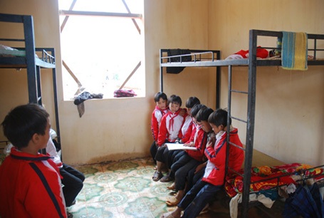 Học sinh phải nghỉ học vì rét đậm - 2 Các em học sinh Trường tiểu học Pu Sam Cáp, huyện Sìn Hồ say sưa ôn bài ở khu bán trú.