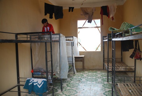 Học sinh phải nghỉ học vì rét đậm - 3 Các em học sinh Trường tiểu học Pu Sam Cáp, huyện Sìn Hồ say sưa ôn bài ở khu bán trú.