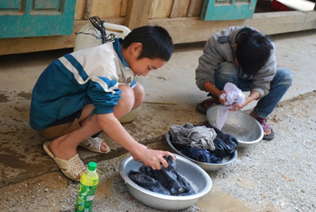Học sinh phải nghỉ học vì rét đậm - 6 Trời rét dưới 10 độ C nhưng các em vẫn chăm chỉ giặt đồ để có quần áo sạch lên lớp.