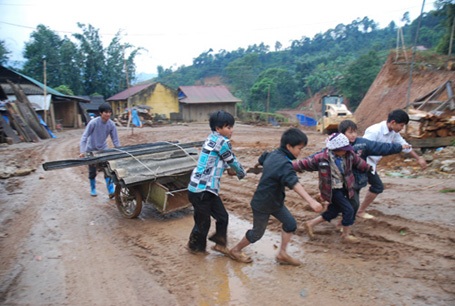 Học sinh phải nghỉ học vì rét đậm - 8 Trời rét dưới 10 độ C nhưng các em vẫn chăm chỉ giặt đồ để có quần áo sạch lên lớp.