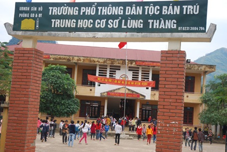Học sinh phải nghỉ học vì rét đậm - 9 Trời rét dưới 10 độ C nhưng các em vẫn chăm chỉ giặt đồ để có quần áo sạch lên lớp.