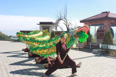 Các Sư ni Drukpa múa võ cổ truyền Việt Nam