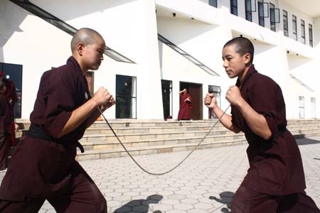 Các Sư ni Drukpa múa võ cổ truyền Việt Nam