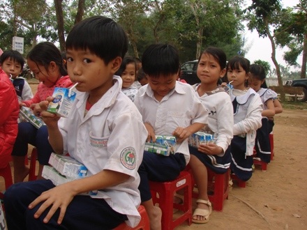 Quảng Ngãi: Gần 6.000 học sinh vùng rốn lũ uống sữa dinh dưỡng - 1 Các học sinh được trao tặng sữa.