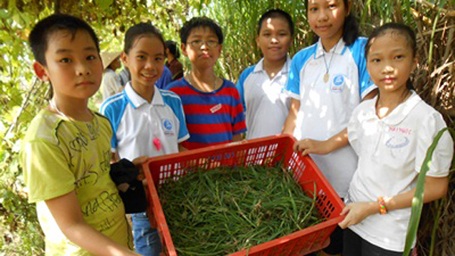 Những tiết học mang hơi thở cuộc sống - 1 Học sinh hồ hởi khoe thành quả thu hoạch sau một buổi học ngoại khóa ở Sóc Sơn, Hà Nội.