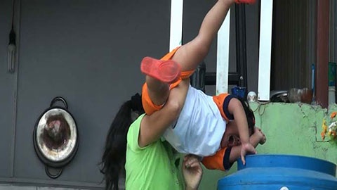 Bảo mẫu đọa đày trẻ: Bộ Giáo dục... đặt lại vấn đề? - 1 Bảo mẫu cơ sở giữ trẻ Phương Anh dí đầu trẻ vào thùng nước.