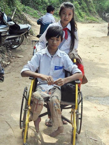 Vượt lên tật nguyền để học chữ - 1 Hai chị em Nguyệt - Mậu trên đường đến trường.