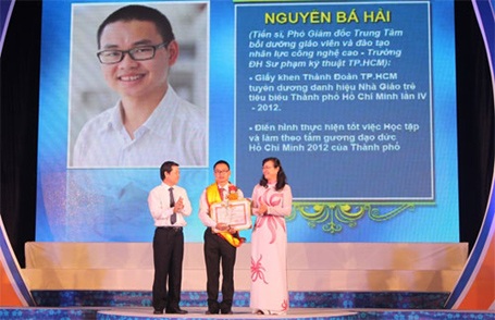 Tiến sĩ mở lớp học 1 đô la - 1 Tiến sĩ Nguyễn Bá Hải tại lễ vinh danh Công dân trẻ tiêu biểu TP.HCM 2012.
