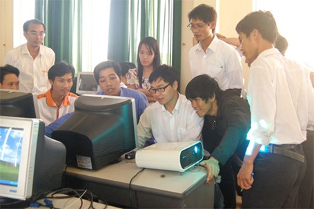 Tiến sĩ mở lớp học 1 đô la - 2 Tiến sĩ Bá Hải hướng dẫn lập trình cho các giáo viên tại Vũng Tàu.