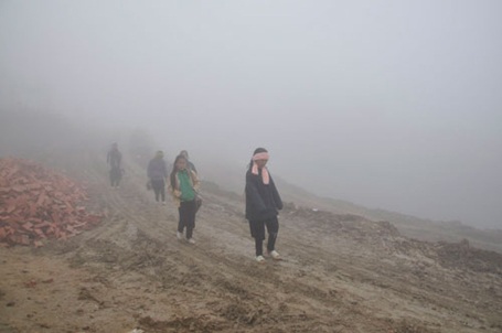 Học sinh Sa Pa đi học trong rét 5 - 6 độ C - 1 Đường đến trường của các em nhỏ Sa Pa khó khăn hơn khi trời lạnh giá kéo dài.