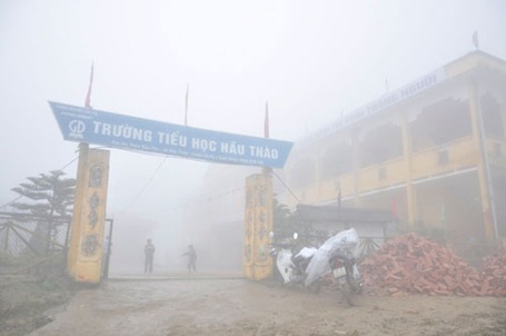 Học sinh Sa Pa đi học trong rét 5 - 6 độ C - 3 Trường học mù sương.