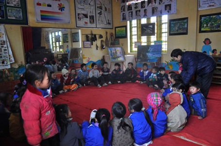 Học sinh Sa Pa đi học trong rét 5 - 6 độ C - 5 Ngồi gần nhau cho ấm.