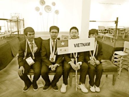 “Trùm lười” giỏi Toán - 1 Bảo Linh (thứ hai từ trái qua) cùng các bạn trong đội tuyển Việt