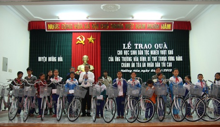 Quảng Trị: Tặng quà cho học sinh đồng bào dân tộc thiểu số - 1 Đồng chí Trương Hòa Bình trao quà cho học sinh người đồng bào có hoàn cảnh khó khăn.