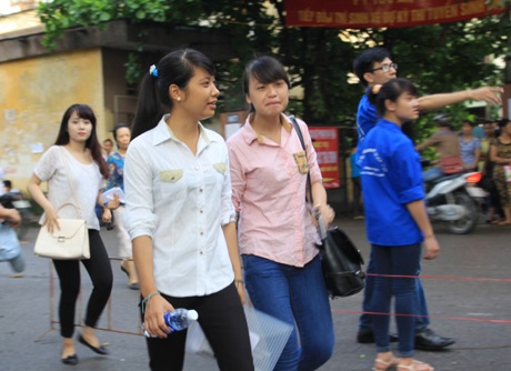 Hôm nay, 164.000 thí sinh thi Cao đẳng - 1 Thí sinh đến thi tại Trường Cao đẳng Sư phạm Hà Nội sáng nay 14/7. (Ảnh: Mai Châm)
