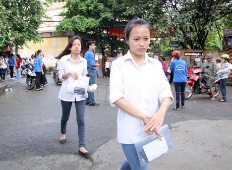 Hôm nay, 164.000 thí sinh thi Cao đẳng - 3 Thí sinh đến thi tại Trường Cao đẳng Sư phạm Hà Nội sáng nay 14/7. (Ảnh: Mai Châm)