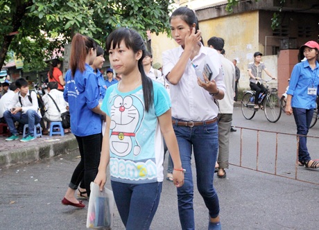 Hôm nay, 164.000 thí sinh thi Cao đẳng - 2 Thí sinh đến thi tại Trường Cao đẳng Sư phạm Hà Nội sáng nay 14/7. (Ảnh: Mai Châm)